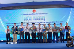 Lãnh đạo các địa phương trao chứng nhận đầu tư cho các doanh nghiệp, nhà đầu tư tại hội nghị. (Ảnh: Hồng Hiếu/TTXVN)
