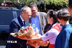 Tặng hoa chúc mừng Thủ tướng Ba Lan Donald Tusk thăm Phố cổ Hội An. (Ảnh: Trần Lê Lâm/TTXVN)