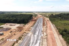Cao tốc Gia Nghĩa-Chơn Thành có tổng chiều dài khoảng 124km, trong đó đoạn qua thành phố Đồng Nai dài khoảng 101km. Tuyến được quy hoạch với quy mô 6 làn xe, tổng mức đầu tư hơn 25.500 tỷ đồng. (Ảnh: Đậu Tất Thành/TTXVN)