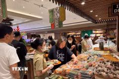 Siêu thị bày bán nhiều loại bánh và thực phẩm chế biến sẵn dành cho bữa xả nhịn sau khi mặt trời lặn. (Ảnh: Đỗ Quyên/TTXVN)