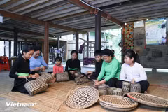 Nghề đan lát của người Tày, tỉnh Lào Cai được truyền lại như một cách để gìn giữ văn hóa đậm đà bản sắc dân tộc. (Nguồn: Vietnam+)