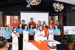 Chủ tịch Câu lạc bộ Trường Sa tại Đức Bùi Thị Thu Minh (thứ tư từ phải sang) tại sự kiện triển lãm ảnh “Biển và đảo Việt Nam trong trái tim chúng ta” (tháng 5/2026). (Ảnh: Thuỳ Linh/TTXVN)