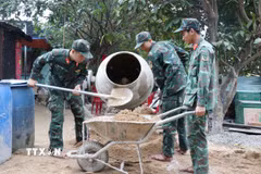 Các chiến sỹ Trung đoàn 974 khẩn trương làm việc tại công trình nhà ở sau lũ hộ ông Hà Quyn, thôn Đá Trắng, xã Nam Khánh Vĩnh. (Ảnh: Phan Sáu/TTXVN)