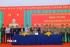 Đại diện Công an 7 tỉnh, thành phố phía Nam ký kết phối hợp tại hội nghị. (Ảnh TTXVN phát)