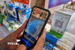 Khách hàng chuyển tiền nhanh từ quét mã QR. (Ảnh: Nguyễn Thành/TTXVN)