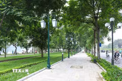 Công viên Thống Nhất, Hà Nội đoạn phố Lê Duẩn đã tháo dỡ hơn 650m rào và cải tạo vỉa hè, tạo không gian mở cho người dân. (Ảnh: Lê Đông/TTXVN)