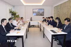 Đồng chí Nguyễn Duy Ngọc, Trưởng Ban Tổ chức Trung ương, Phó Trưởng ban thường trực Ban Chỉ đạo Trung ương về phát triển khoa học, công nghệ, đổi mới sáng tạo và chuyển đổi số (Ban Chỉ đạo 57) làm việc với Ban quản lý thành phố cảng Colombo, Sri Lanka. (Ảnh: TTXVN)
