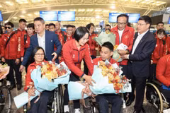 Lãnh đạo Cục Thể dục thể thao Việt Nam tiễn đoàn tại sân bay Quốc tế Nội Bài. (Ảnh: TTXVN phát)