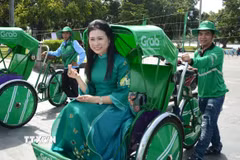 Người dân trải nghiệm mô hình dịch vụ Grab Xích lô tại Huế. (Ảnh: Văn Dũng/TTXVN)