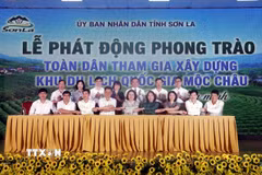 Lễ ký kết tham gia xây dựng Khu Du lịch Quốc gia Mộc Châu “Xanh - Sạch - Đẹp - Văn minh.” (Ảnh: Quang Quyết /TTXVN)