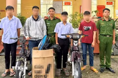 Các thiếu niên liên quan cùng phương tiện tại Công an phường Chơn Thành để phục vụ xử lý vụ việc. (Ảnh: Đậu Tất Thành/TTXVN)