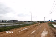 Sau hơn 2 năm đưa vào hoạt động, các trạm dừng nghỉ trên cao tốc Vĩnh Hảo-Phan Thiết vẫn đang xây dựng dở dang. (Ảnh: Nguyễn Thanh/TTXVN)