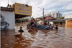 Lực lượng cứu hộ sơ tán người dân khỏi vùng ngập lụt tại Santo Afonso, Novo Hamburgo, Rio Grande do Sul, Brazil. (Ảnh tư liệu: THX/TTXVN) 