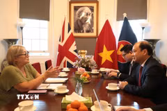 Phó Giám đốc Thường trực Học viện Chính trị quốc gia Hồ Chí Minh Lê Hải Bình gặp Chủ tịch Đảng Cộng sản Anh Lorraine Douglas, tại London. (Ảnh: Hữu Tiến/TTXVN)