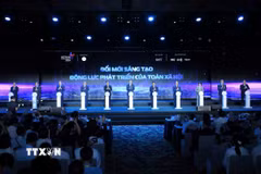 Phó giáo sư, tiến sỹ Đoàn Minh Huấn, Ủy viên Bộ Chính trị, Giám đốc Học viện Chính trị Quốc gia Hồ Chí Minh, Phó Thủ tướng Hồ Quốc Dũng cùng lãnh đạo các bộ, ban, ngành phát động Ngày hội Đổi mới sáng tạo Quốc gia năm 2026. (Ảnh: Hoàng Hiếu/TTXVN)