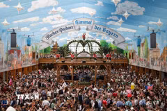 Người dân và du khách đổ về lễ hội bia Oktoberfest ở thành phố Munich, Đức. (Ảnh: THX/TTXVN phát)