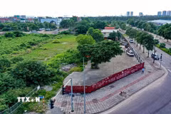 Khu vực còn vướng mắc về mặt bằng tại ô đất C14/NO1, phường Phúc Lợi, Hà Nội, hiện được quây bằng hàng rào tôn. (Ảnh: Trung Nguyên/TTXVN)