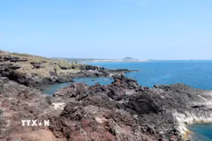 Bãi biển “xanh, sạch, đẹp” thơ mộng và hùng vĩ tại đảo Phú Quý (Lâm Đồng). (Ảnh: Nguyễn Thanh/TTXVN)