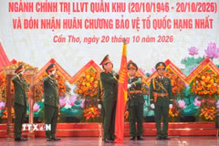 Thừa ủy quyền Chủ tịch nước, Thượng tướng Nguyễn Văn Gấu, Ủy viên Trung ương Đảng, Thứ trưởng Bộ Quốc phòng trao Huân chương Bảo vệ Tổ quốc hạng Nhất tặng Cục Chính trị Quân khu 9. (Ảnh: Thanh Liêm/TTXVN)