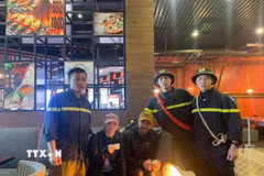Hai du khách nước ngoài được tìm thấy vào khoảng 11 giờ ngày 29/9/2025. (Ảnh: TTXVN phát)
