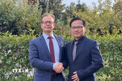 Ông Võ Thái Hiệu - Bí thư thứ nhất, Đại diện của Phái đoàn thường trực Việt Nam bên cạnh Liên hợp quốc và ông Sacha Wunsch-Vincent. (Ảnh: Phạm Ngọc Ánh/TTXVN)