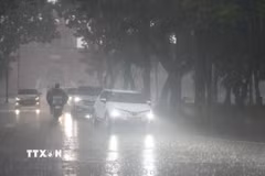 Mưa rất to ở thành phố Huế. (Ảnh: Nguyên Lý/TTXVN)