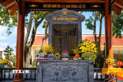 Bia tưởng niệm 16 thanh niên xung phong Đại đội C130 đã anh dũng hy sinh tại Khu di tích lịch sử Bến phà 2 Long Đại. (Ảnh: Nguyên Linh/TTXVN)