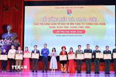 Đồng chí Nguyễn Kim Quy, Bí thư Ban Chấp hành Trung ương Đoàn, Chủ tịch Hội Liên hiệp Thanh niên Việt Nam trao giải C cho các tác giả và nhóm tác giả. (Ảnh: Minh Đức/TTXVN)