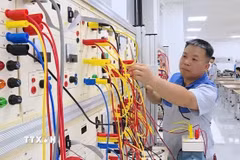 Hệ thống máy móc, thiết bị đào tạo hiện đại được tập trung đầu tư đồng bộ tại Quảng Ninh sau khi sáp nhập các cơ sở giáo dục nghề nghiệp. (Ảnh: TTXVN phát)
