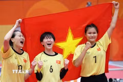 (Từ trái sang) Nguyễn Thị Khánh Ly, Nguyễn Thị Thu Trang và Lê Thị Hồng Liên vui mừng sau khi giành chiến thắng trong trận chung kết nội dung đôi nữ, môn Cầu mây tại ASIAD 2026, ngày 29/9/2026. (Ảnh: THX/TTXVN phát)