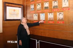 Di ảnh những nữ dân công hỏa tuyến hy sinh khi còn rất trẻ trong lúc làm nhiệm vụ được đặt trang trọng tại Khu di tích lịch sử dân công hỏa tuyến Vĩnh Lộc. (Ảnh: Xuân Khu/TTXVN)
