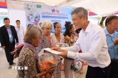 Đại sứ Nguyễn Minh Vũ cùng đoàn trao quà cho người dân Campuchia. (Ảnh: Minh Hưng/TTXVN)