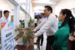 Phó Chủ tịch Ủy ban Nhân dân tỉnh Vĩnh Long Nguyễn Quỳnh Thiện tham quan, tìm hiểu dịch vụ hành chính công xã Tiểu Cần. (Ảnh: Thanh Hòa/TTXVN)
