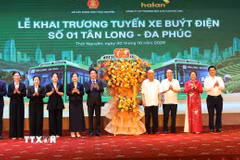 Các đơn vị tặng hoa khai trương. (Ảnh: Vũ Hoàng Giang/TTXVN)