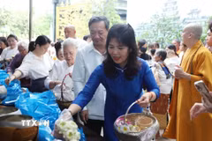 Đại sứ Việt Nam tại Lào Nguyễn Minh Tâm cùng Phu nhân tham dự lễ Vu Lan tại Chùa Phật Tích thủ đô Viêng Chăn. (Ảnh: Xuân Tú/TTXVN) 