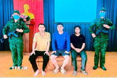 3 đối tượng nước ngoài bị bắt giữ tại Đồn Biên phòng Lò Gò - Bộ đội Biên phòng tỉnh Tây Ninh. (Ảnh: TTXVN phát)