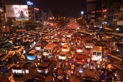 Sau ngập úng, người dân Thủ đô chật vật về nhà trong cảnh ùn tắc giao thông
