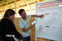 Cán bộ xã Kon Braih, tỉnh Quảng Ngãi xuống nhà rông của các thôn để hướng dẫn và tiếp nhận thủ tục hành chính. (Ảnh: Dư Toán/TTXVN)