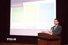Phó Chủ tịch Ủy ban Nhân dân tỉnh Hưng Yên Lê Quang Hòa giới thiệu về tiềm năng của tỉnh. (Ảnh: Khánh Vân/TTXVN)