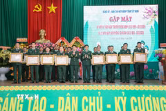 Cán bộ sỹ quan thuộc Ban Chỉ huy Bộ đội Biên phòng tỉnh Tây Ninh vinh dự nhận Huy chương Quân kỳ Quyết thắng. (Ảnh: Giang Phương/TTXVN)