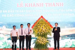Phó Thủ tướng Chính phủ Mai Văn Chính tặng hoa cho chủ đầu tư và đơn vị thi công. (Ảnh: Đại Nghĩa/TTXVN)
