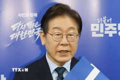 Ông Lee Jae Myung, cựu Chủ tịch đảng Dân chủ (DP) đối lập chính tại Hàn Quốc, phát biểu với báo giới ở Chungcheong ngày 19/4/2025. (Ảnh: Yonhap/TTXVN)