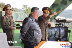 Nhà lãnh đạo Kim Jong Un (giữa) giám sát các cuộc tập trận tác chiến đặc biệt của Quân đội Nhân dân Triều Tiên (KPA) tại trại huấn luyện thuộc Quân đoàn Phòng vệ Thủ đô ngày 13/5/2025. Ảnh: Yonhap/TTXVN