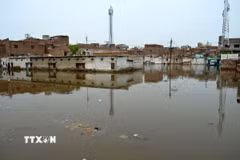 Cảnh ngập lụt sau những trận mưa lớn tại Pakistan. (Ảnh: THX/TTXVN)