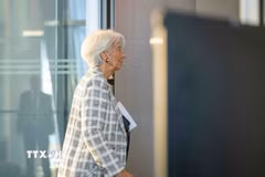 Chủ tịch Ngân hàng Trung ương châu Âu (ECB) Christine Lagarde tới dự hội nghị chính sách của ECB ở Frankfurt, Đức ngày 29/10/2026. (Ảnh: THX/TTXVN phát)