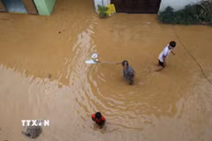 Nhiều nhà dân ven sông Hiến đã bị ngập dưới 1m. (Ảnh: Chu Hiệu/TTXVN)