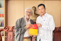Đại sứ Việt Nam tại Venezuela Vũ Trung Mỹ trao quà lưu niệm cho cựu Đại sứ Venezuela tại Việt Nam Jorge Rondón Uzcátegui. (Ảnh: ĐSQ cung cấp)