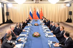 Tổng thống Nga Vladimir Putin và Chủ tịch Trung Quốc Tập Cận Bình tại cuộc gặp bên lề Hội nghị thượng đỉnh SCO ở Kyrgyzstan ngày 31/8/2026. (Ảnh: THX/TTXVN phát)