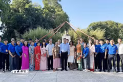 Đại diện cộng đồng người Việt ở Cuba dâng hoa trước tượng Chủ tịch Hồ Chí Minh kính yêu. (Ảnh: Việt Hùng/TTXVN)