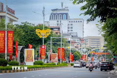 Băng rôn, khẩu hiệu nổi bật trên đường Kim Ngọc, phường Vĩnh Phúc, tỉnh Phú Thọ trong không khí chào mừng Quốc khánh 2/9. (Ảnh: Hoàng Hùng/TTXVN)